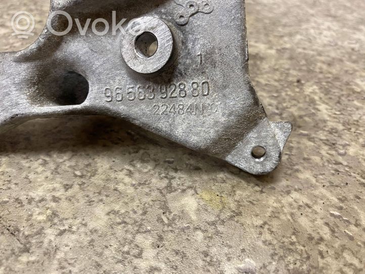 Volvo V50 Mocowanie pompy wspomagania układu kierowniczego 9656392880