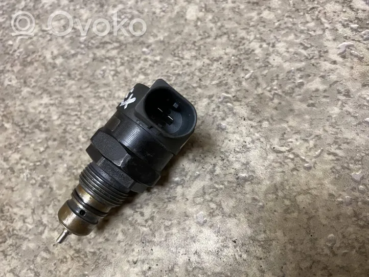 Audi A4 S4 B7 8E 8H Fuel pressure sensor 057130764B