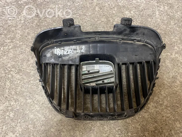 Seat Ibiza III (6L) Grotelės priekinės 6L0853654