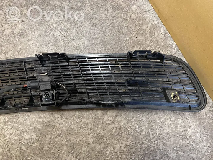 Mercedes-Benz E W211 Kratka wlotu powietrza na maskę 2118800005