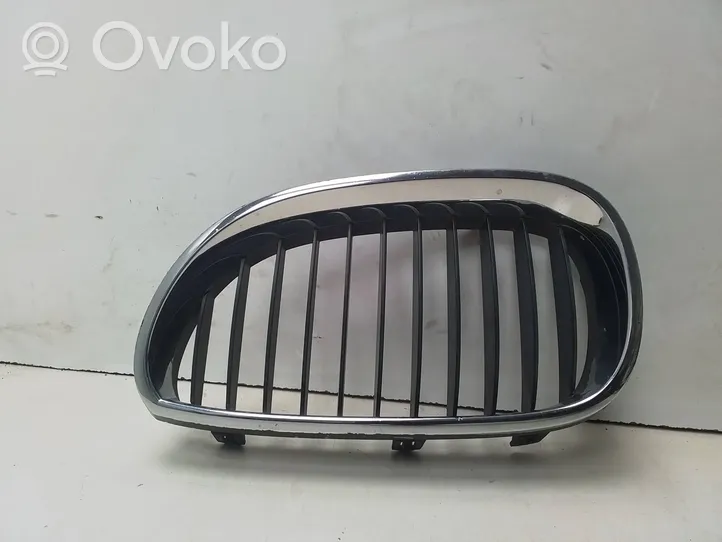 BMW 5 E60 E61 Grille calandre supérieure de pare-chocs avant 7027061