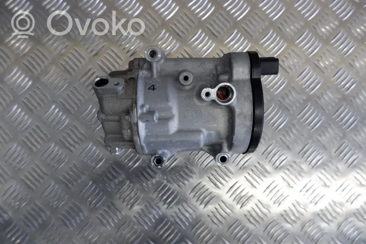 Toyota Prius (XW50) Ilmastointilaitteen kompressorin pumppu (A/C) 8837047091