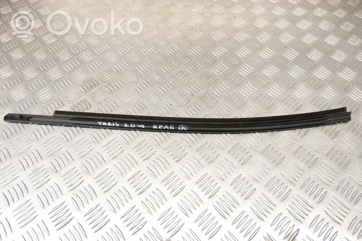 Toyota Yaris XP210 Rivestimento portiera posteriore (modanatura) 68180K0010