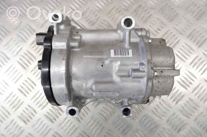 Toyota Yaris XP210 Ilmastointilaitteen kompressorin pumppu (A/C) 0424000740