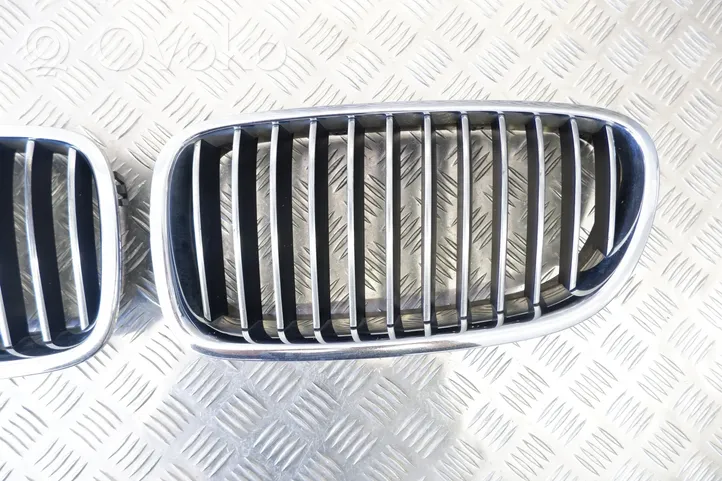 BMW 5 F10 F11 Grille calandre supérieure de pare-chocs avant 7203649