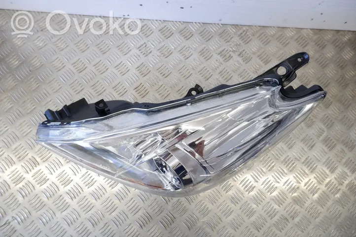 Toyota Prius+ (ZVW40) Lampa przednia 8117047420