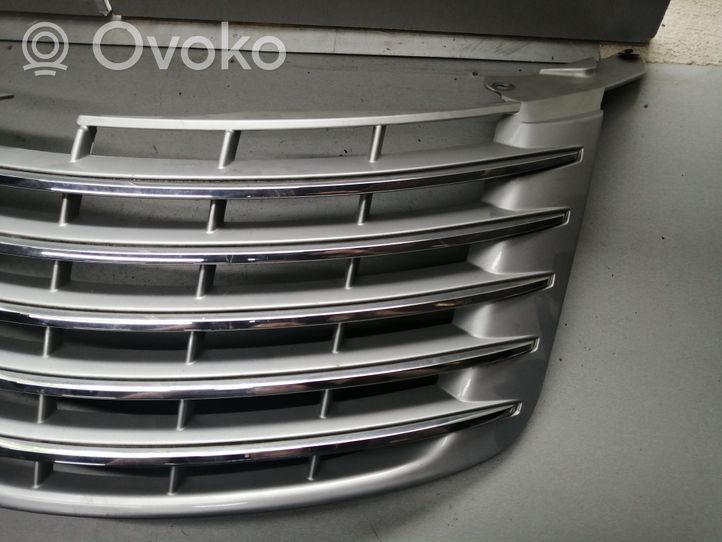 Chrysler PT Cruiser Maskownica / Grill / Atrapa górna chłodnicy 30121040803