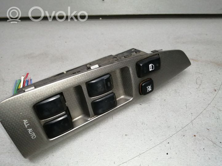 Toyota Corolla Verso E121 Interrupteur commade lève-vitre 8404013081