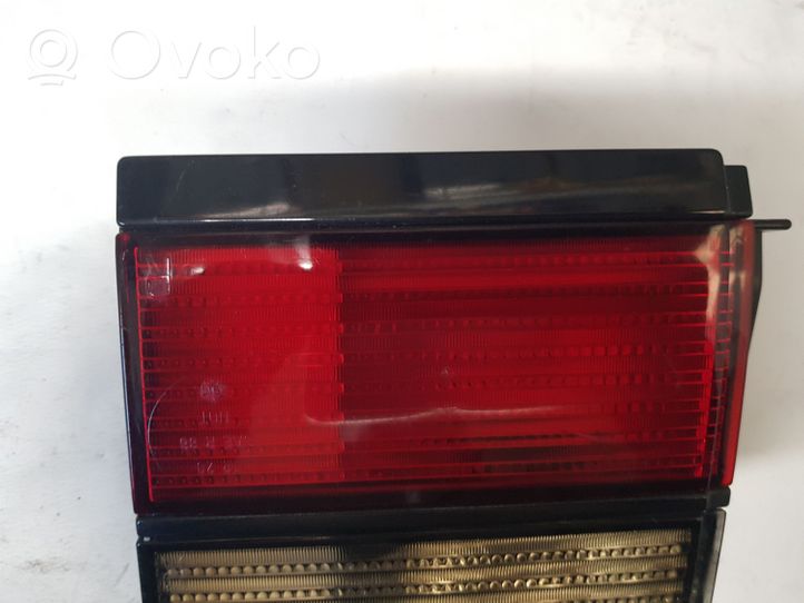 Volkswagen PASSAT B3 Lampy tylnej klapy bagażnika 357945108B