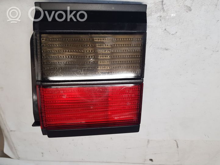 Volkswagen PASSAT B3 Luces portón trasero/de freno 357945108B