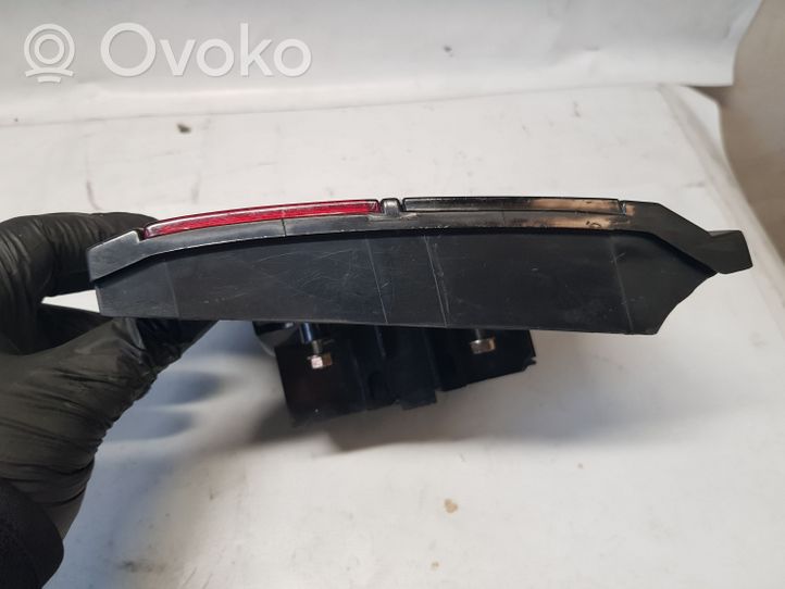 Volkswagen PASSAT B3 Lampy tylnej klapy bagażnika 357945108B