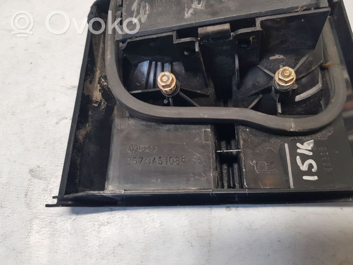 Volkswagen PASSAT B3 Lampy tylnej klapy bagażnika 357945108B