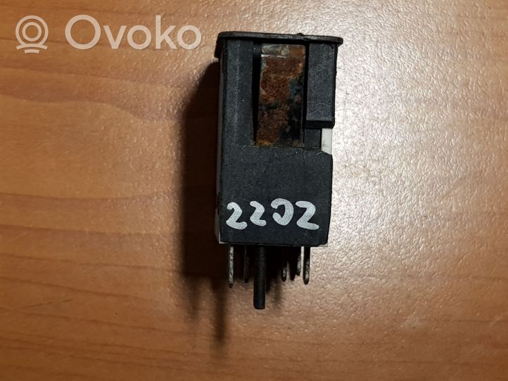 BMW 5 E28 Przyciski / Przełącznik regulacji głośności 1368769