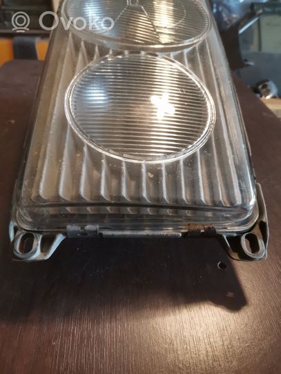 Mercedes-Benz 200 300 W123 Lampa przednia 117779RE