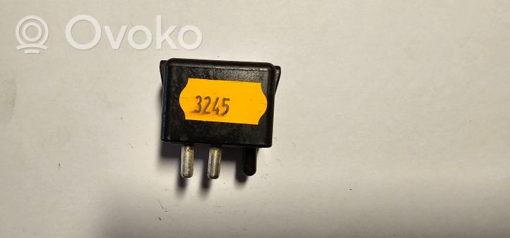 Mercedes-Benz E W124 Module de fusibles 2015400350