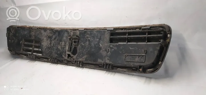 Audi A4 S4 B5 8D Etupuskurin ylempi jäähdytinsäleikkö 8D0853651D