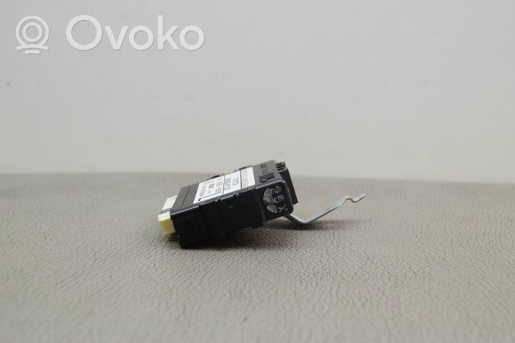 Toyota Prius (XW30) Inne wyposażenie elektryczne 8996047120