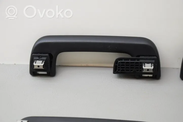 Audi Q7 4M Un set di maniglie per il soffitto 8R0857607H