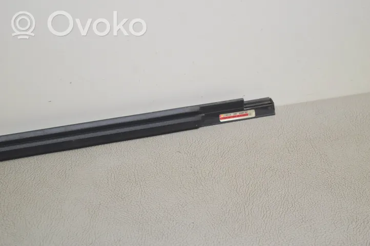 Volkswagen Touran III Moulure de vitre de la porte avant 5TA837475F