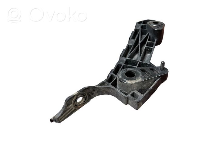 Mazda 6 Supporto di montaggio del parafango GHP9500U1