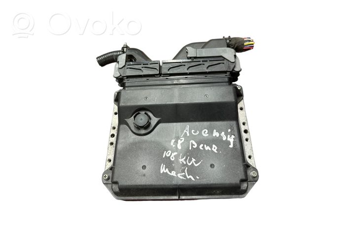 Toyota Avensis T270 Calculateur moteur ECU 8966105C00