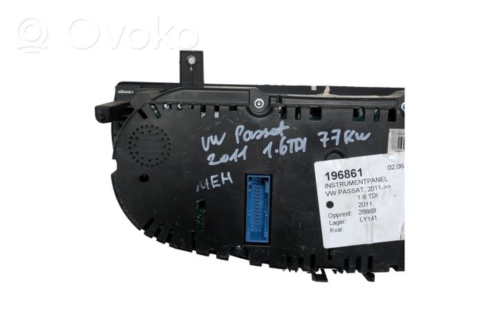 Volkswagen PASSAT B7 Speedometer (instrument cluster) 3AA920870A