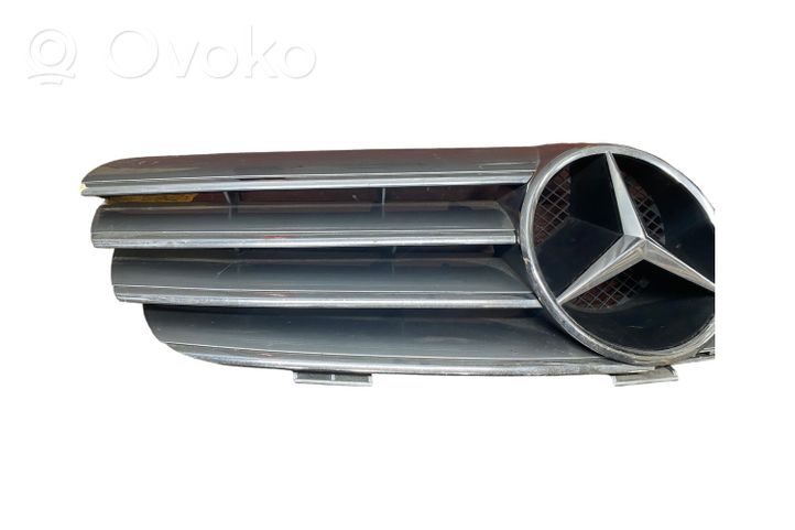 Mercedes-Benz CLK A209 C209 Grille calandre supérieure de pare-chocs avant A2098800023