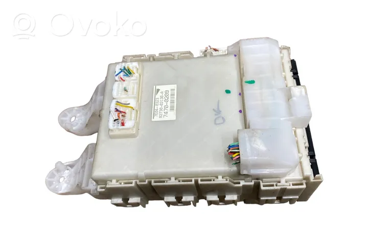 Toyota Auris 150 Sulakemoduuli 8273002130A