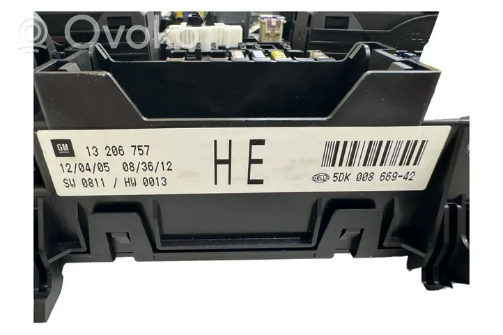 Opel Astra H Fuse module 13206757