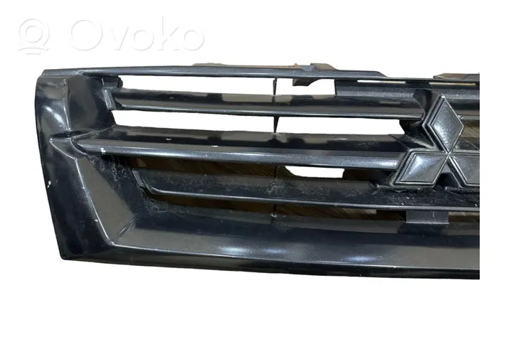 Mitsubishi Pajero Grille calandre supérieure de pare-chocs avant MR387981