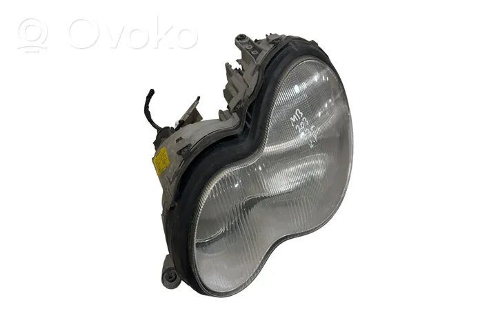 Mercedes-Benz C W203 Lampa przednia A2038201161