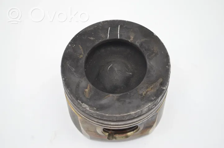 Toyota Avensis T270 Piston 13101WA030