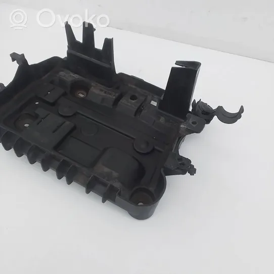 Opel Corsa D Tapa/cubierta para la caja de la batería 13235642