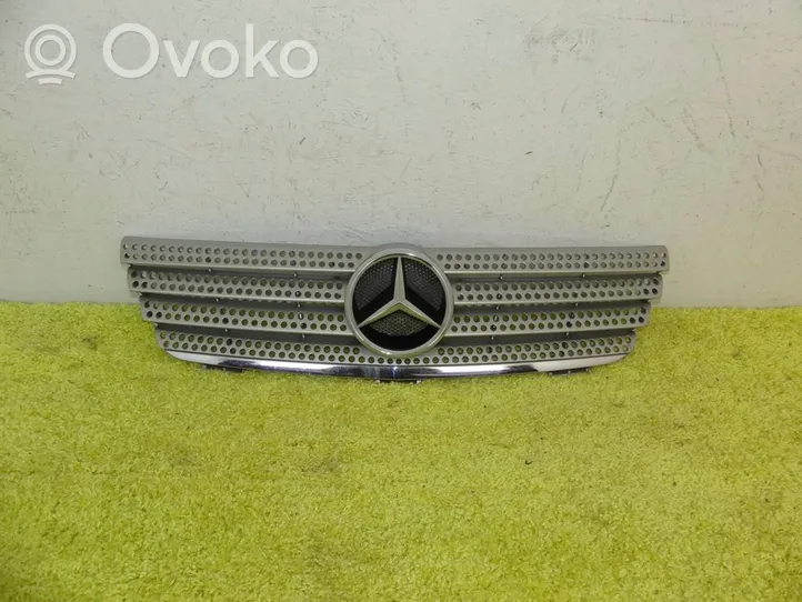 Mercedes-Benz C AMG W203 Etupuskurin ylempi jäähdytinsäleikkö 2038801283