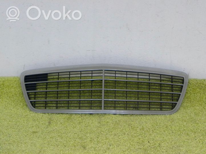 Mercedes-Benz E W210 Maskownica / Grill / Atrapa górna chłodnicy 2108800583