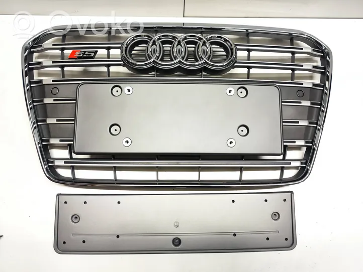 Audi A5 8T 8F Etupuskurin ylempi jäähdytinsäleikkö 8T0853651N