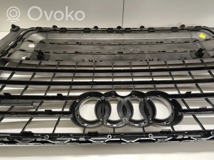 Audi Q7 4M Maskownica / Grill / Atrapa górna chłodnicy 4M0853651F