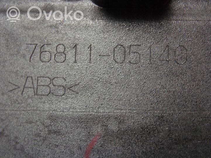 Toyota Avensis T270 Takaluukun alaosan verhoilu 7681105140