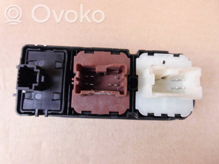 809613649R Dacia Duster Quarter vent window switch, 43.67 € RRR