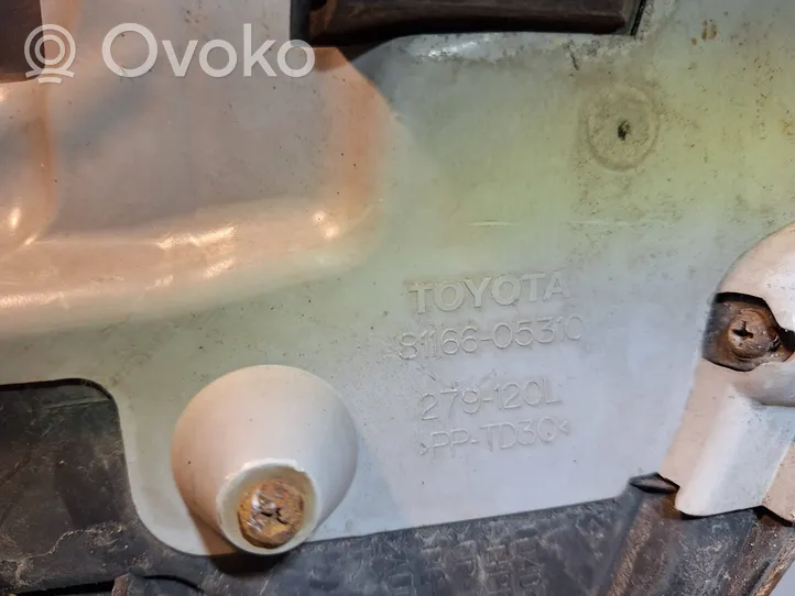 Toyota Avensis T270 Priekinis žibintas 8116605310