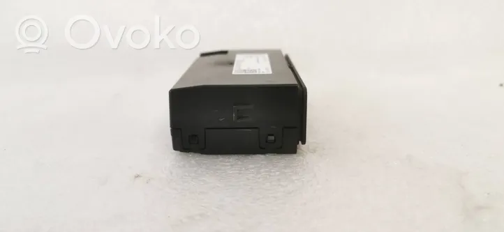 Audi A3 8Y USB-pistokeliitin 82A035736A