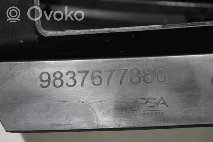 Peugeot 308 Etupuskurin ylempi jäähdytinsäleikkö 9837677880