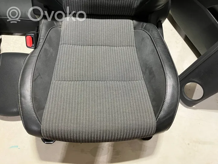 Toyota Auris E180 Fotele / Kanapa / Komplet 