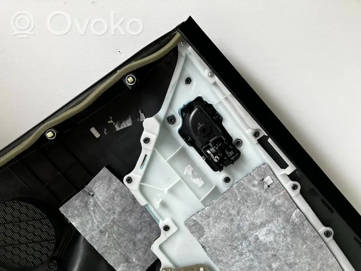 Toyota Auris E180 Takaoven verhoilu 