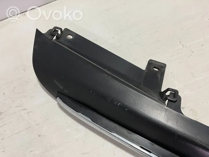 Toyota Auris E180 Takapuskurin alaosan lista 5215102060