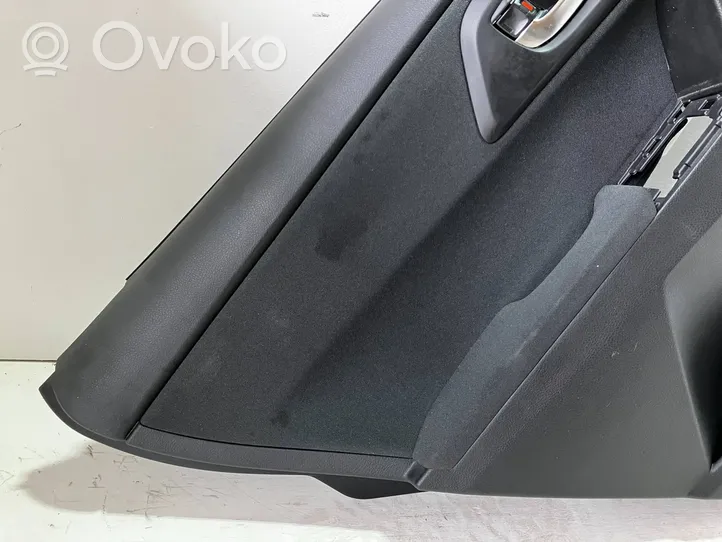 Toyota Auris E180 Takaoven verhoilu 