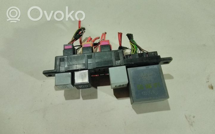 Volkswagen Bora Relay mounting block 8L0941822