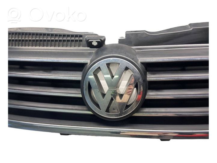 Volkswagen PASSAT B5.5 Etupuskurin ylempi jäähdytinsäleikkö 3B0853601C