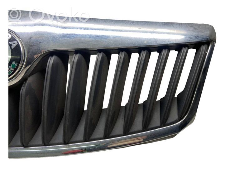 Skoda Octavia Mk2 (1Z) Grille calandre supérieure de pare-chocs avant 1Z0853661A