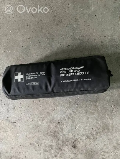 Mercedes-Benz E W211 Trousse de premiers secours A2118600250